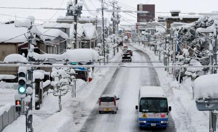 　雪に覆われた山形県鶴岡市の中心部＝１０日午前