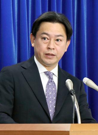 　記者会見する福岡厚労相＝１０日午前、厚労省