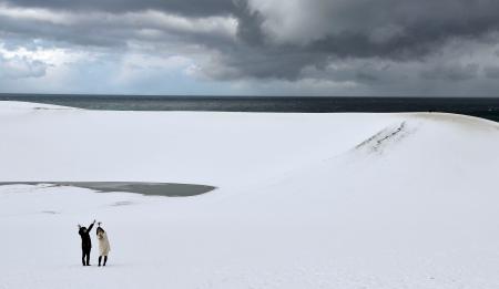 　雪に覆われた鳥取砂丘＝１０日午前、鳥取市