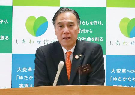 　記者会見する長野県の阿部守一知事＝１０日午後、長野県庁