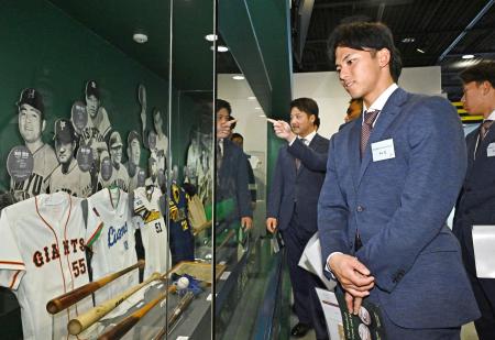 　野球殿堂博物館の展示を見学する楽天ドラフト１位の宗山＝１０日、東京都文京区（代表撮影）