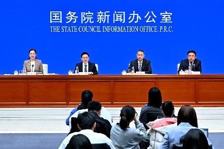 　記者会見する中国財政省の廖岷次官（左から２人目）ら＝１０日、北京（新華社＝共同）