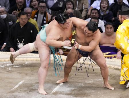 　昨年１１月の九州場所千秋楽、相星決戦でぶつかった琴桜（左）と豊昇龍＝福岡国際センター