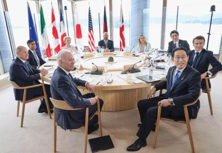 　Ｇ７広島サミットのセッションに臨む岸田首相（右手前・当時）と首脳ら＝２０２３年５月、広島市