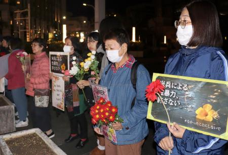 　フラワーデモに参加した人たち＝１１日夜、那覇市