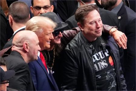 　米ニューヨークで、トランプ次期大統領（左から２人目）らと記念撮影に応じるイーロン・マスク氏（右）＝２０２４年１１月（ＡＰ＝共同）