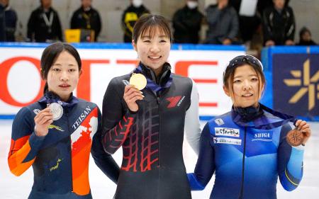 　女子１０００メートルで優勝し、メダルを手に笑顔の黒川輝衣（中央）ら＝帝産アイススケートトレーニングセンター