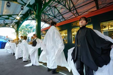 　叡山電鉄の駅のホームで開かれた、サステナビリティーをテーマにしたファッションショー＝１２日午後、京都市左京区