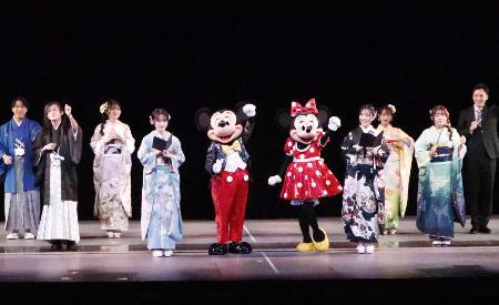 　東京ディズニーシーで開かれた「二十歳の集い」に参加したミッキーマウス（中央左）＝１３日午前、千葉県浦安市