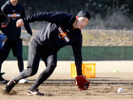 　練習でノックを受ける巨人・戸郷＝宮崎県延岡市の聖心ウルスラ学園高