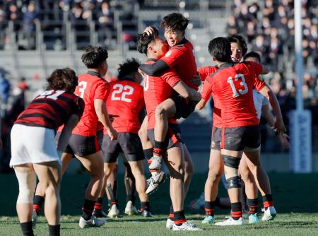 　ラグビーの第６１回全国大学選手権で４大会連続１３度目の優勝を果たし、喜ぶ帝京大の選手たち＝１３日、東京・秩父宮ラグビー場