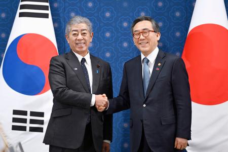 　ソウルでの会談前に握手する岩屋外相（左）と韓国の趙兌烈外相＝１３日（共同）