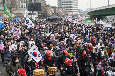 　１３日、韓国の尹錫悦大統領の公邸近くに集まった支持者ら＝ソウル（共同）