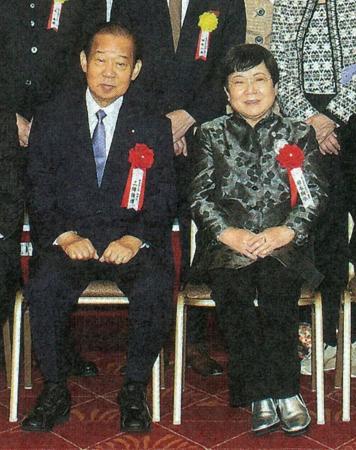 　自民党の二階俊博元幹事長（左）と写真に納まる岩本絹子容疑者＝２０１９年１０月、東京都内（大学関係者提供）