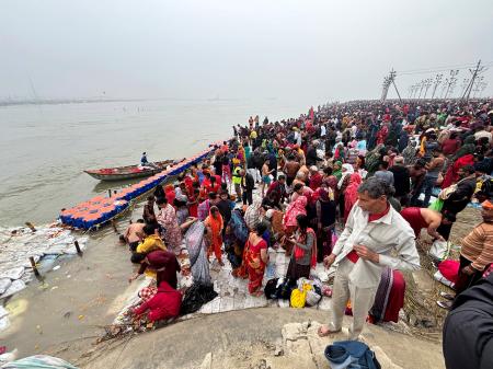 　来訪者でごった返すガンジス川の岸辺＝１３日、インド・プラヤグラージ（共同）