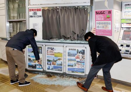 　ＪＲ宮崎空港駅で割れて散乱したガラスをかたづける関係者＝１３日午後１１時６分