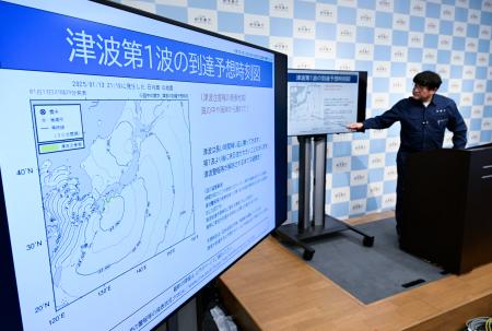 　宮崎県で震度５弱を観測した地震を受け、記者会見する気象庁の担当者＝１３日午後１１時１７分、気象庁