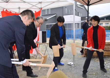 　複合型福祉施設「希望のまち」の起工式でくわ入れするＮＰＯ法人「抱樸」の奥田知志理事長（左から２人目）ら＝１４日午後、北九州市小倉北区