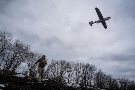 　１４日、ウクライナ東部ドネツク州ポクロウシクで、偵察用の無人機を飛ばすウクライナ兵（ゲッティ＝共同）