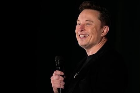 　演説する米実業家のイーロン・マスク氏＝２０２４年１０月、米ペンシルベニア州（ＡＰ＝共同）