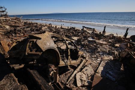 　１４日、米カリフォルニア州で、山火事により焼損した住宅や車の残骸（ＡＰ＝共同）