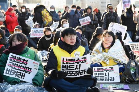 　１５日、韓国の尹錫悦大統領の公邸付近で尹氏の拘束を求める人々＝ソウル（共同）