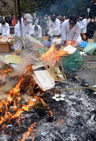 　奈良県桜井市の大神神社で行われた「大とんど」＝１５日午前