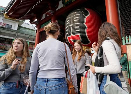 　外国人観光客でにぎわう浅草寺の雷門＝１５日午後、東京都台東区