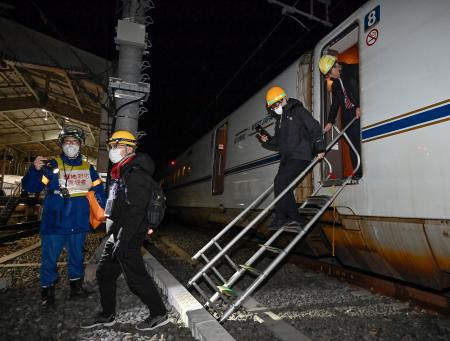 　ＪＲ東海と西日本が行った、緊急停止した新幹線から乗客を避難誘導する訓練＝１６日未明、ＪＲ新大阪駅付近