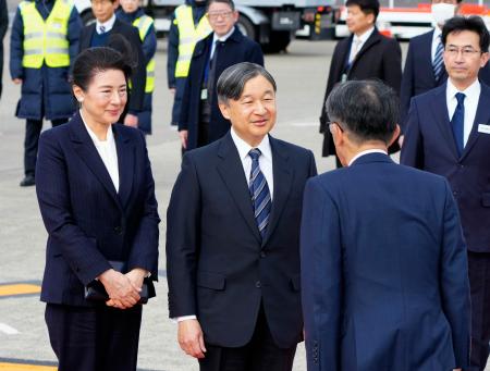 　阪神大震災の３０年追悼式典に出席するため、羽田空港から神戸市に向かわれる天皇、皇后両陛下＝１６日午前