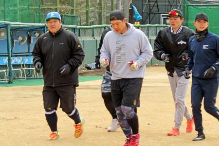 　ランニングする西武の中村剛（左端）ら＝埼玉県所沢市