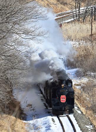 　観光列車「ＳＬ冬の湿原号」の運行開始前に開かれた試乗会で、釧路湿原を疾走する蒸気機関車＝１６日、北海道標茶町