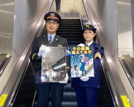 　京都府内の駅に設置される、盗撮抑止効果が期待されるミラーとポスター＝１６日午後、ＪＲ京都駅