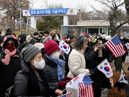 　韓国の尹錫悦大統領が収容されたソウル拘置所前で、尹氏の支持を訴える集会に参加する人々＝１６日、ソウル郊外（共同）