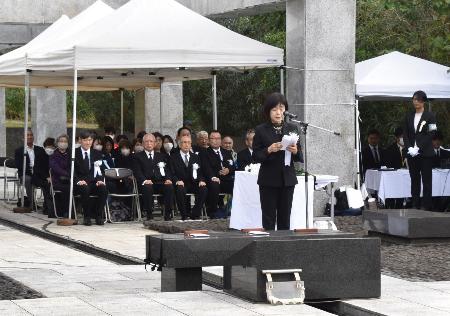 　硫黄島で開かれた戦没者追悼式＝１６日、東京都小笠原村（代表撮影）