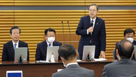 　公明党の中央幹事会であいさつする斉藤代表（右から２人目）＝１６日午前、東京都新宿区の党本部