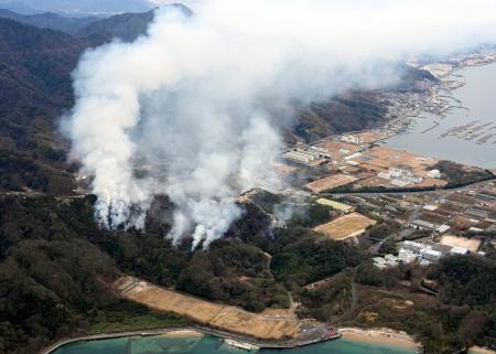 　火災が発生した広島県江田島市の山林＝１７日午後２時２１分（共同通信社ヘリから）