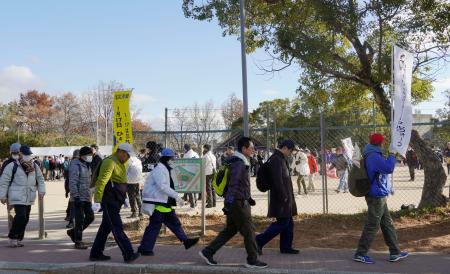 　神戸市内を歩く「１・１７ひょうごメモリアルウォーク２０２５」の参加者ら＝１７日午前、神戸市灘区