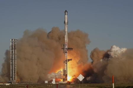 　１６日、米テキサス州の施設から打ち上げられるスペースＸの宇宙船「スターシップ」（ＡＰ＝共同）