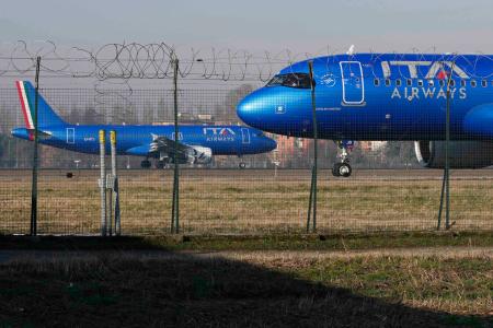 　イタリア・ミラノの空港に駐機するＩＴＡの機体＝２０２４年１月（ＡＰ＝共同）