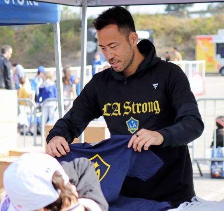 　チャリティーイベントに参加した、サッカーＭＬＳのギャラクシーで昨季プレーした元日本代表主将の吉田麻也＝１７日、ドジャースタジアム（共同）