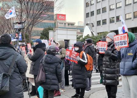 　１８日、韓国の尹錫悦大統領の逮捕状審査が行われるソウル西部地裁の前に集まった支持者ら（聯合＝共同）