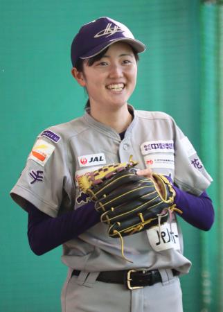 　練習で笑顔を見せる花巻東高の女子野球選手、佐々木秋羽さん＝２０２４年１２月、岩手県花巻市