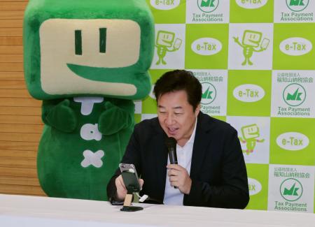 　スマートフォンを使った確定申告を体験する川合俊一さん＝１８日、京都府福知山市