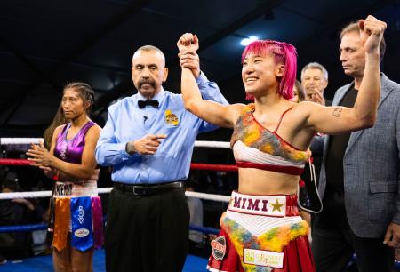 　ＷＢＯ女子スーパーフライ級タイトル戦で、挑戦者のマリベル・ラミレス（左）を下し、３度目の防衛に成功した昼田瑞希＝米カリフォルニア州コマース（３６０プロモーションズ提供・共同）