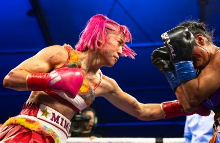 　ＷＢＯ女子スーパーフライ級タイトル戦で、挑戦者のマリベル・ラミレス（右）を攻める昼田瑞希＝米カリフォルニア州コマース（３６０プロモーションズ提供・共同）