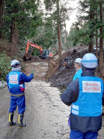 　能登半島地震の現場で土砂を取り除く緊急災害対策派遣隊＝２０２４年１月、石川県輪島市（国交省提供）