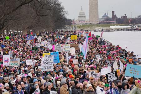 　１８日、ワシントンでトランプ次期米大統領の就任に抗議するため集まった人たち（共同）