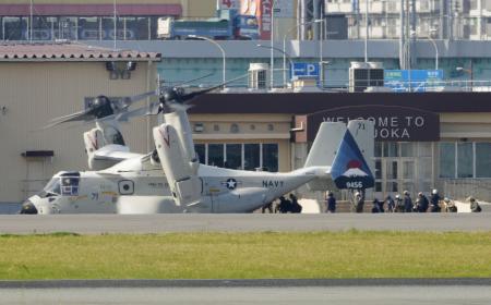 　福岡空港に駐機する米海軍の輸送機ＣＭＶ２２オスプレイ＝２０２４年１１月１４日