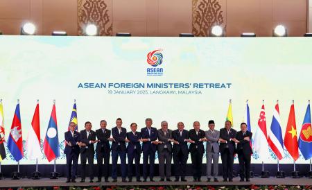 　ＡＳＥＡＮの非公式外相会議に出席した加盟国の外相ら＝１９日、マレーシア北部ランカウイ島（共同）